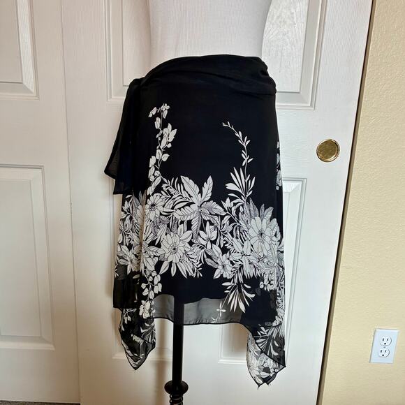 Bohemian black white floral skirt, Rampage size 7 flowy handkerchief hem midi - Picture 6 of 7